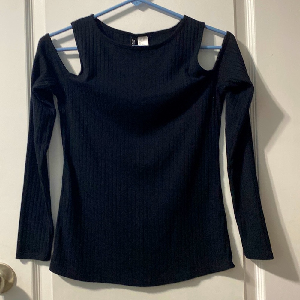 Going out black long sleeve shoulder cut out shirt